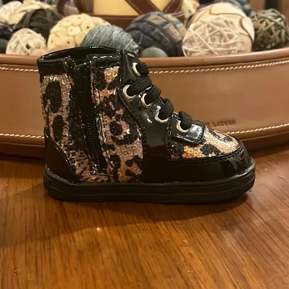 Michael Kors Baby Ivy Mist Baby crib booties shoes new infant black gold