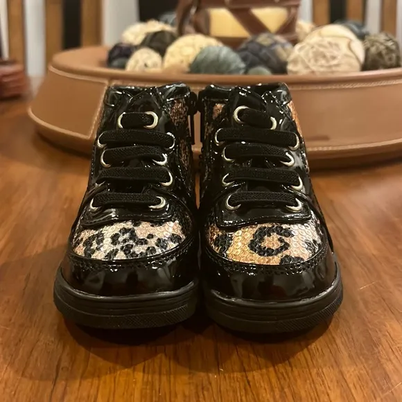 Michael Kors Baby Ivy Mist Baby crib booties shoes new infant black gold