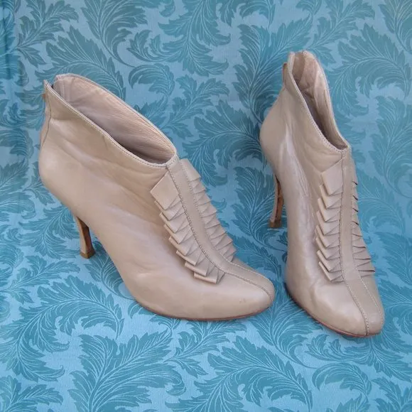 Pour la Victoire size 8.5 tan leather booties