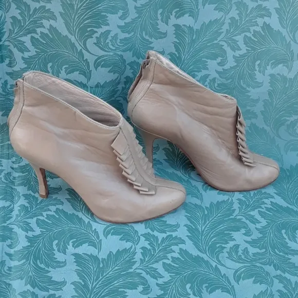 Pour la Victoire size 8.5 tan leather booties