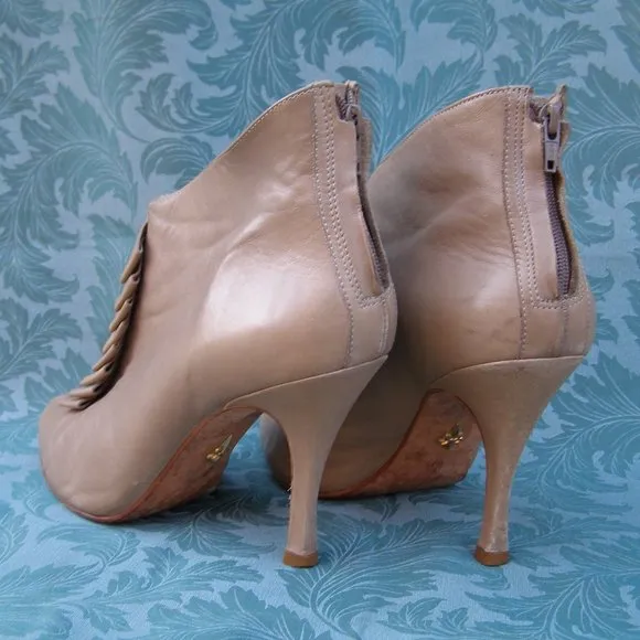 Pour la Victoire size 8.5 tan leather booties