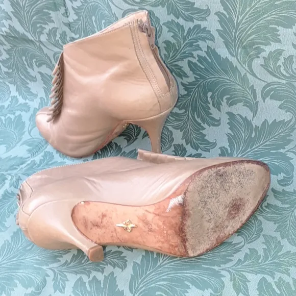 Pour la Victoire size 8.5 tan leather booties